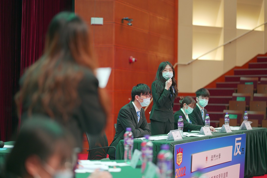 um-mandarin-debating-team-is-awarded-champion-at-a-campus-debating